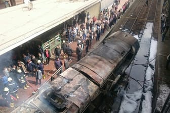 Ägypten, Kairo: Bei einem Feuer in Kairos Hauptbahnhof sind nach Angaben aus Sicherheitskreisen mehrere Menschen getötet und verletzt worden.