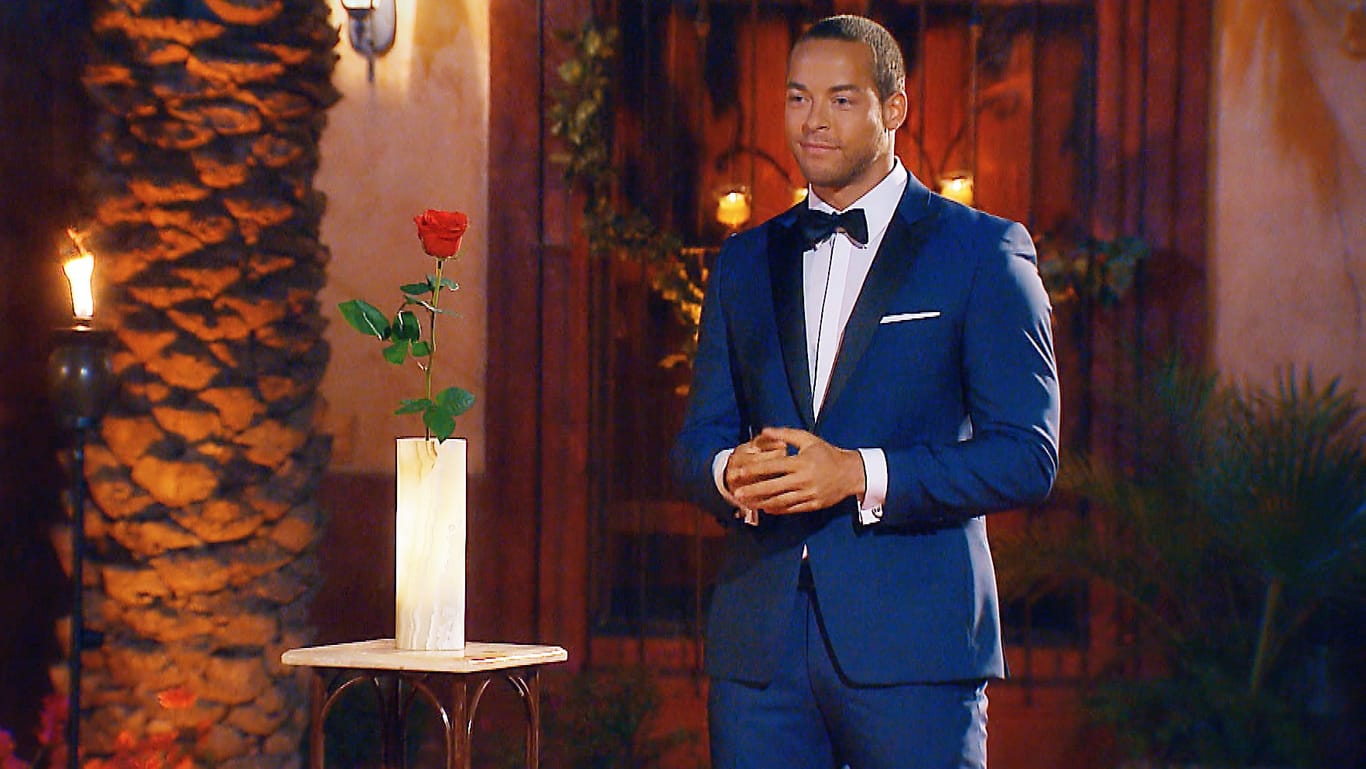 Eine schwierige Entscheidung: Bachelor Andrej hat seine letzte Rose an Jennifer vergeben.