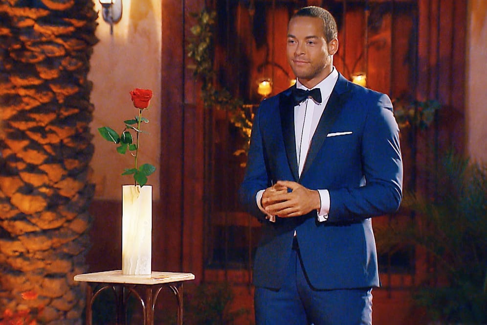 Eine schwierige Entscheidung: Bachelor Andrej hat seine letzte Rose an Jennifer vergeben.