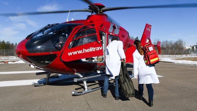 Beim "Flying Intervention Team", einem europaweit einmaligen Pilotprojekt, fliegen Spezialisten zu kleineren Krankenhäusern, um dort Schlaganfallpatienten zu behandeln. Beim "Flying Intervention Team", einem europaweit einmaligen Pilotprojekt, fliegen Spezialisten zu kleineren Krankenhäusern, um dort Schlaganfallpatienten zu behandeln.