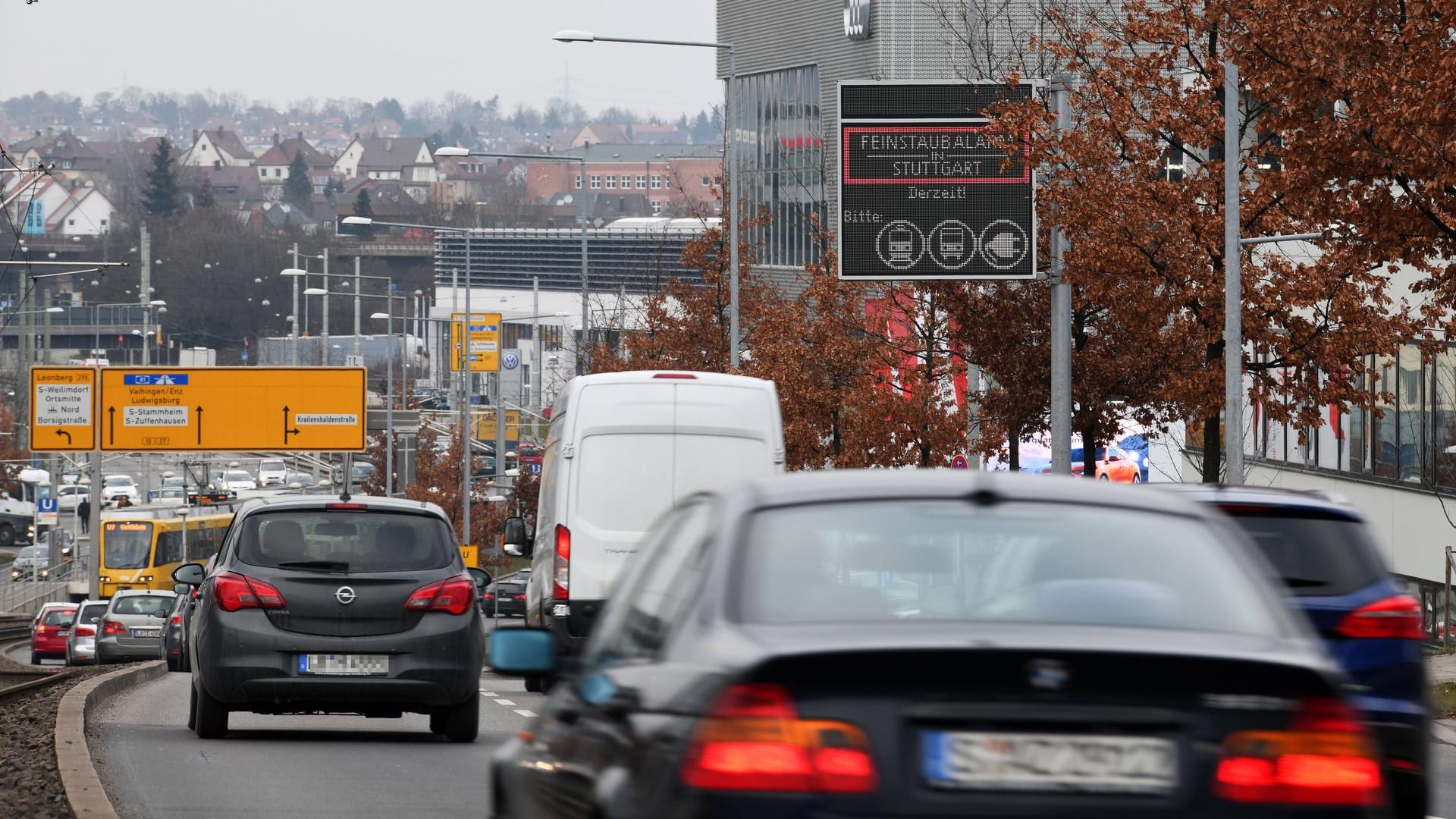 Straßenverkehr in Stuttgart: Die Luftverschmutzung in deutschen Städten ist jährlich für Tausende Todesfälle verantwortlich.