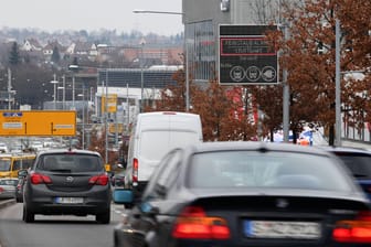 Straßenverkehr in Stuttgart: Die Luftverschmutzung in deutschen Städten ist jährlich für Tausende Todesfälle verantwortlich.