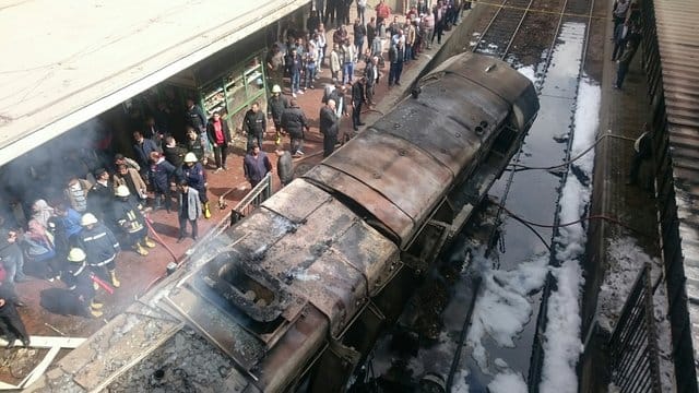 Ausgebrannter Waggon im Bahnhof der ägyptischen Hauptstadt Kairo.