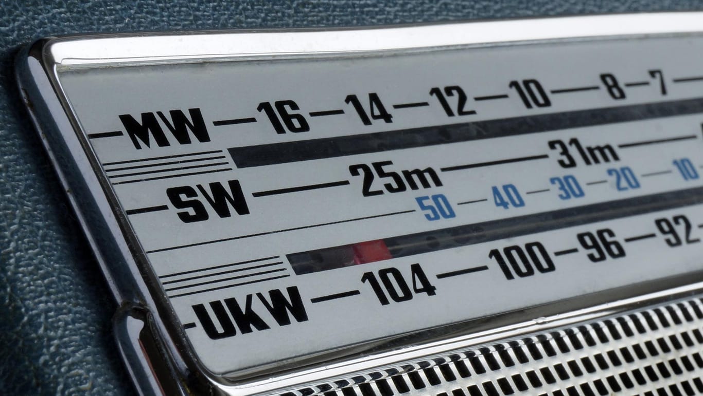 Skala eines Kofferradios vom deutschen Hersteller Nordmende: Vor 70 Jahren nahm in München-Freimann der erste deutsche UKW-Sender seinen Betrieb auf.
