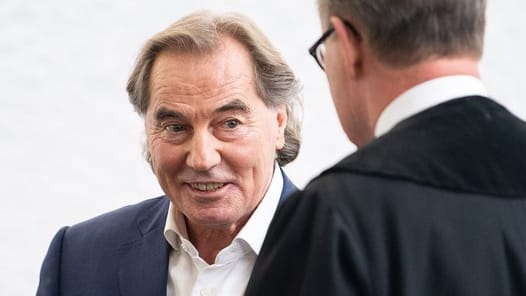 Der Ex-Bordell-Betreiber (l) in einem Gerichtssaal des Landgerichts: Dem Verurteilten werden Ausbeutung von Prostituierten sowie Zuhälterei und Betrug vorgeworfen. Der Ex-Bordell-Betreiber (l) in einem Gerichtssaal des Landgerichts: Dem Verurteilten werden Ausbeutung von Prostituierten sowie Zuhälterei und Betrug vorgeworfen.