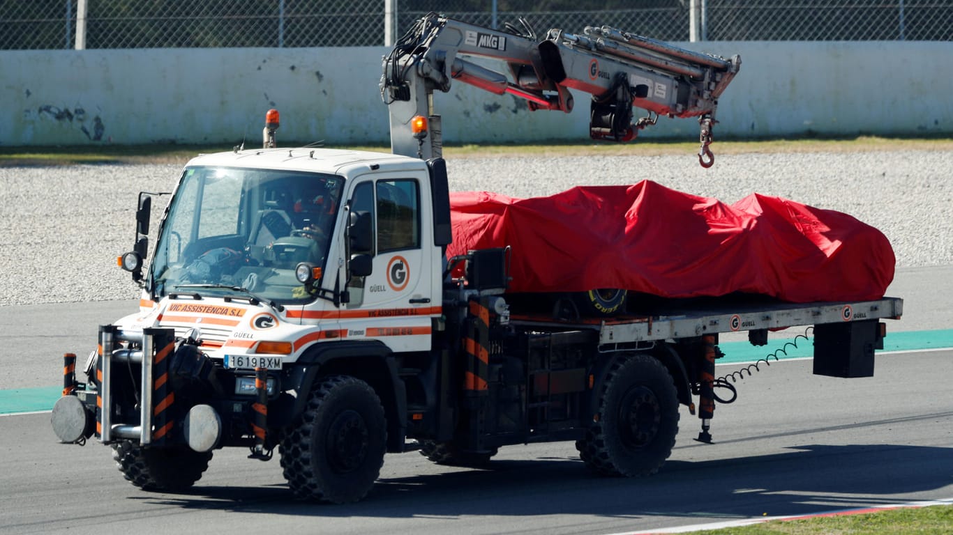 Nach dem Unfall abtransportiert: das Auto von Sebastian Vettel.
