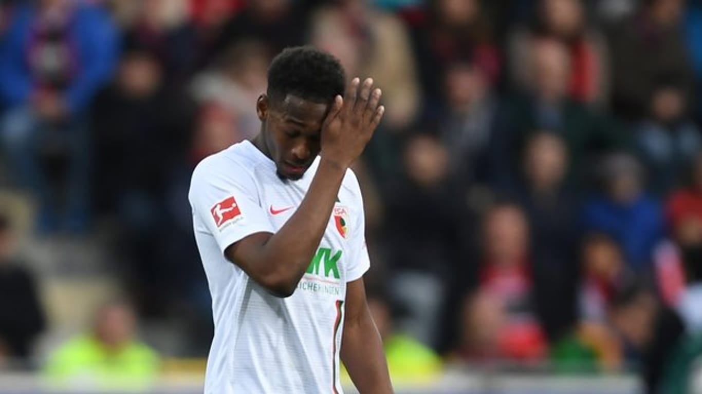 Reece Oxford vom FC Augsburg wurde nach einem groben Foulspiel für drei Spiele gesperrt.