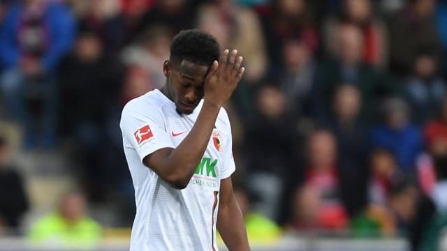 Reece Oxford vom FC Augsburg wurde nach einem groben Foulspiel für drei Spiele gesperrt. Reece Oxford vom FC Augsburg wurde nach einem groben Foulspiel für drei Spiele gesperrt.