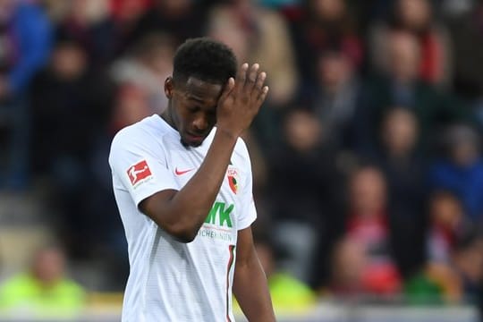 Reece Oxford vom FC Augsburg wurde nach einem groben Foulspiel für drei Spiele gesperrt.