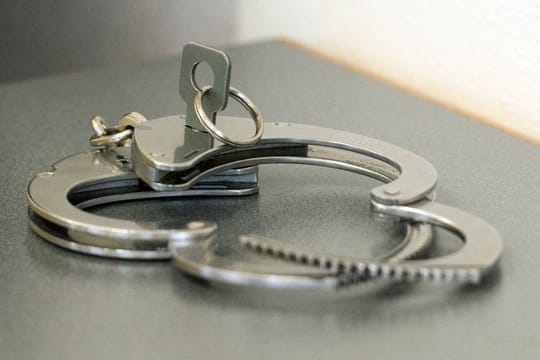 Handschellen liegen auf einem Tisch