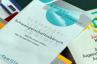 Informationshefte liegen auf einem Tisch