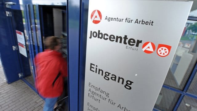 Die Jobcenter geben für das Eintreiben von Rückforderungen drei Mal so viel Geld aus, wie sie damit einnehmen.