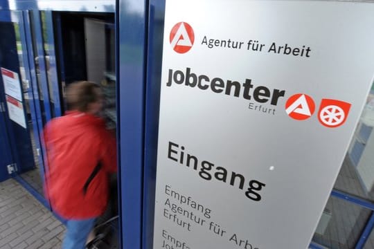 Die Jobcenter geben für das Eintreiben von Rückforderungen drei Mal so viel Geld aus, wie sie damit einnehmen.