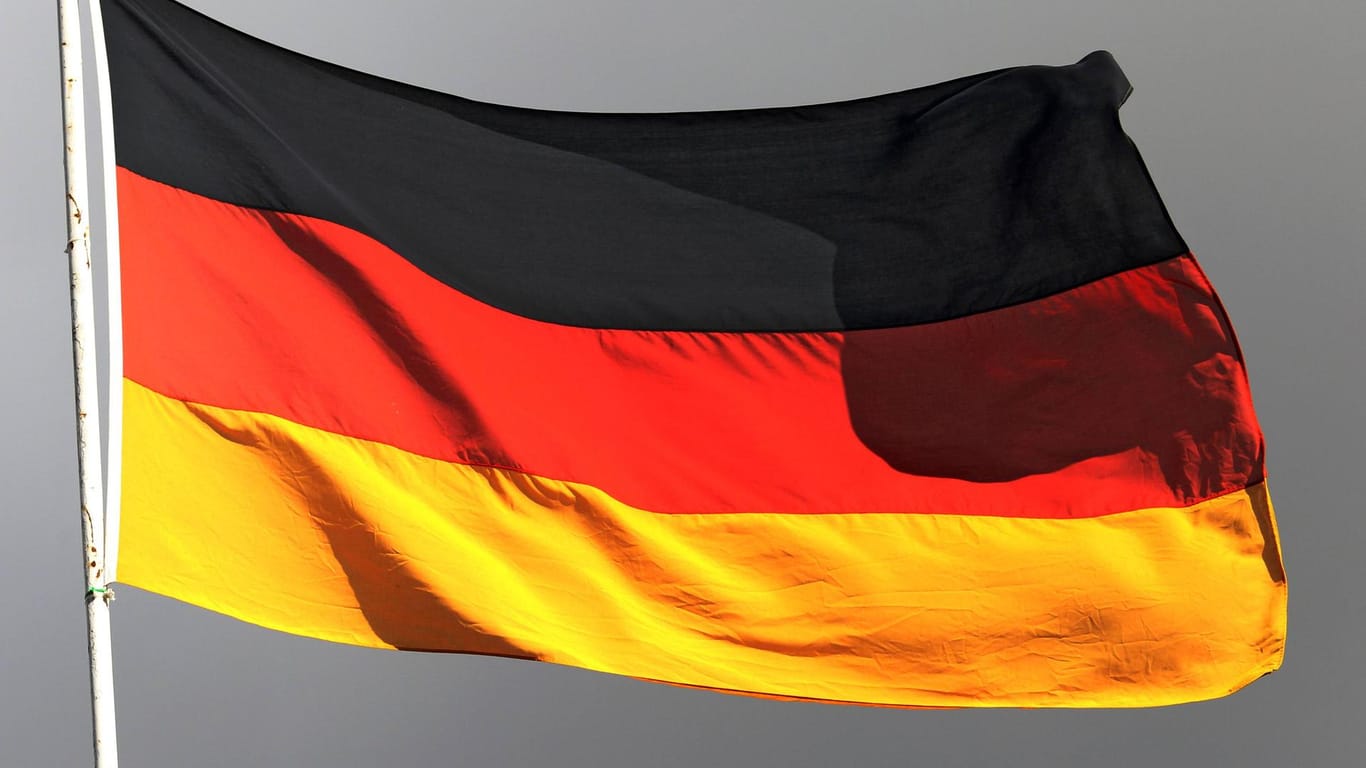 Die deutsche Nationalflagge: Der Staatsschutz ermittelt, ob womöglich rechtsextreme Motive hinter dem Flaggen-Fauxpas stecken.