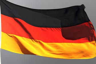 Die deutsche Nationalflagge: Der Staatsschutz ermittelt, ob womöglich rechtsextreme Motive hinter dem Flaggen-Fauxpas stecken.