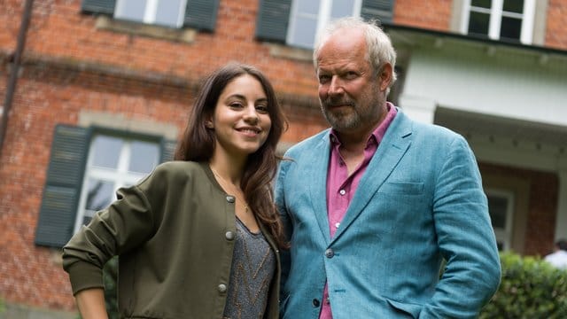 Almila Bagriacik (l) und Axel Milberg vor einem Drehort für den Kieler "Tatort - Borowski und das Glück der anderen".