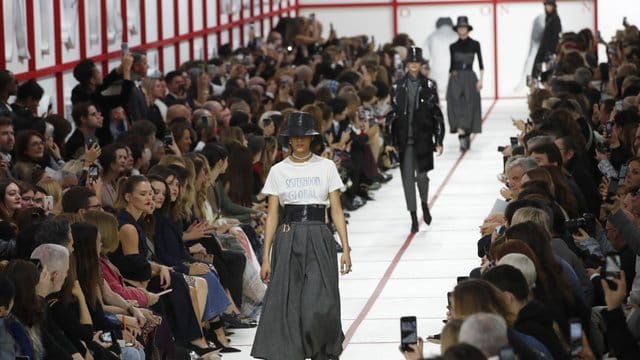 "Sisterhood is Global": Eröffnung der Show von Dior.