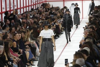 "Sisterhood is Global": Eröffnung der Show von Dior.