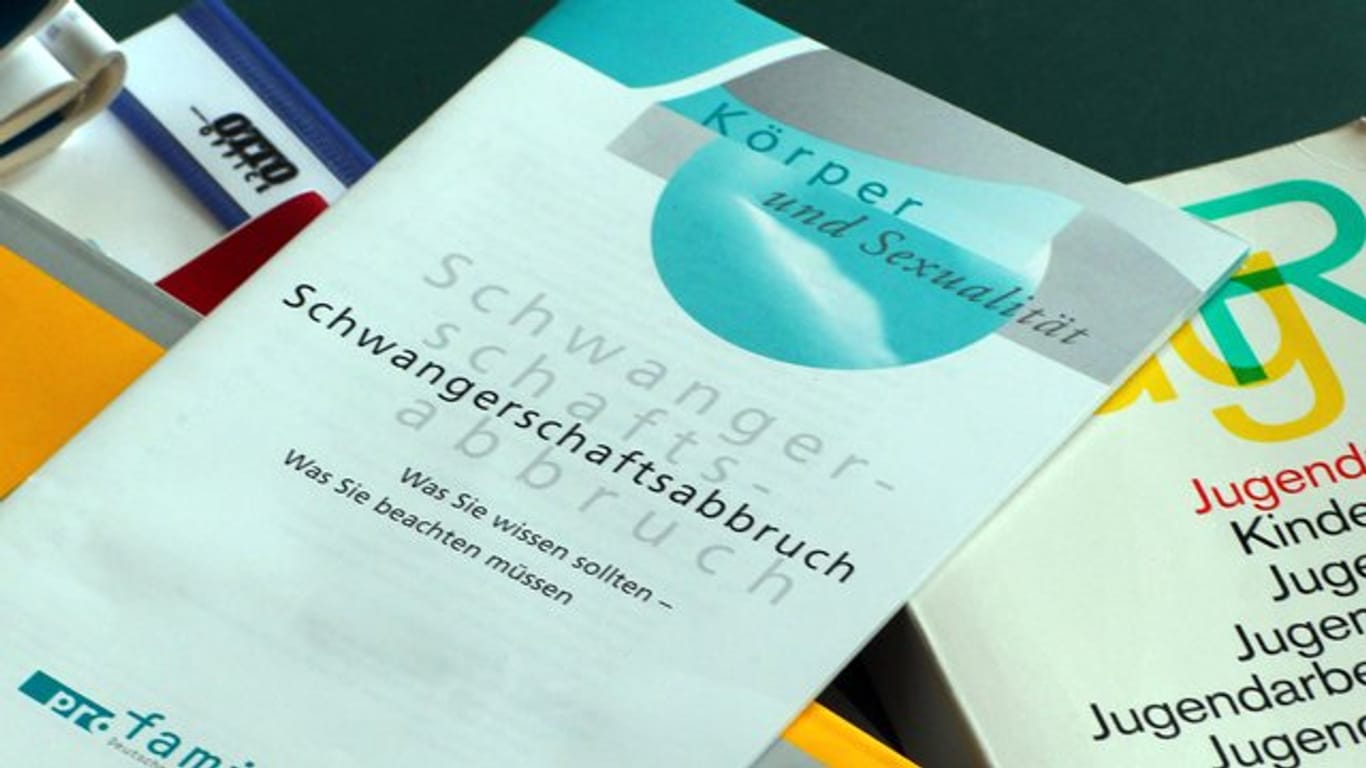 Eine Broschüre zum Thema Schwangerschaftsabbruch (Symbolbild): Bremen will ein bundesweit einmaliges Gesetz schaffen.