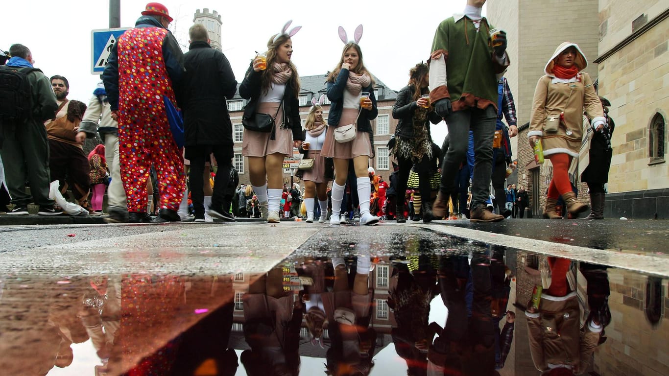 Regen und kalt: Mit dem Beginn der Karnevalszeit wird das Wetter in Deutschland deutlich schlechter.