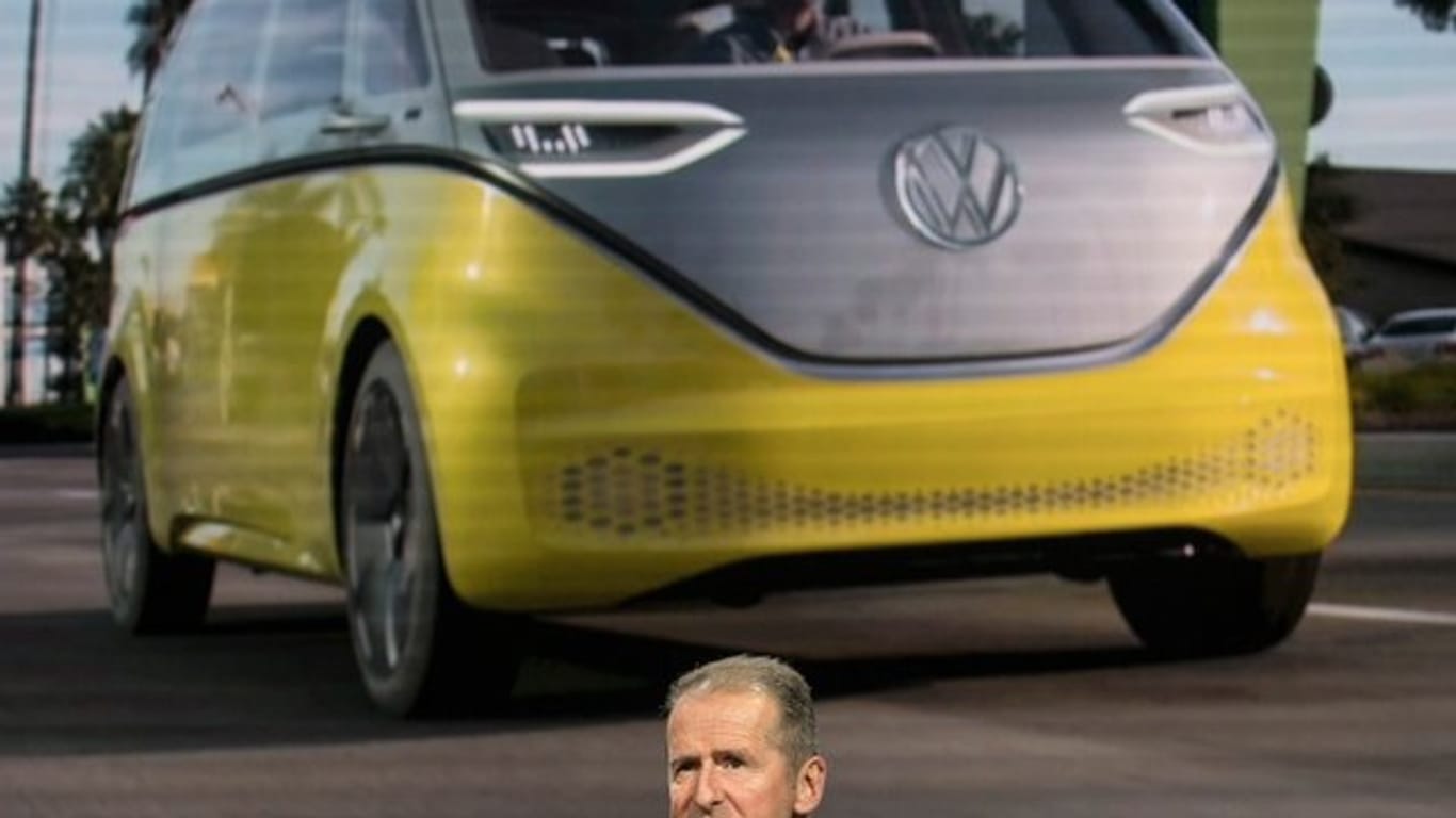 VW-Chef Herbert Diess steht während der Pressekonferenz auf der Messe vor der Animation eines ID Buzz.