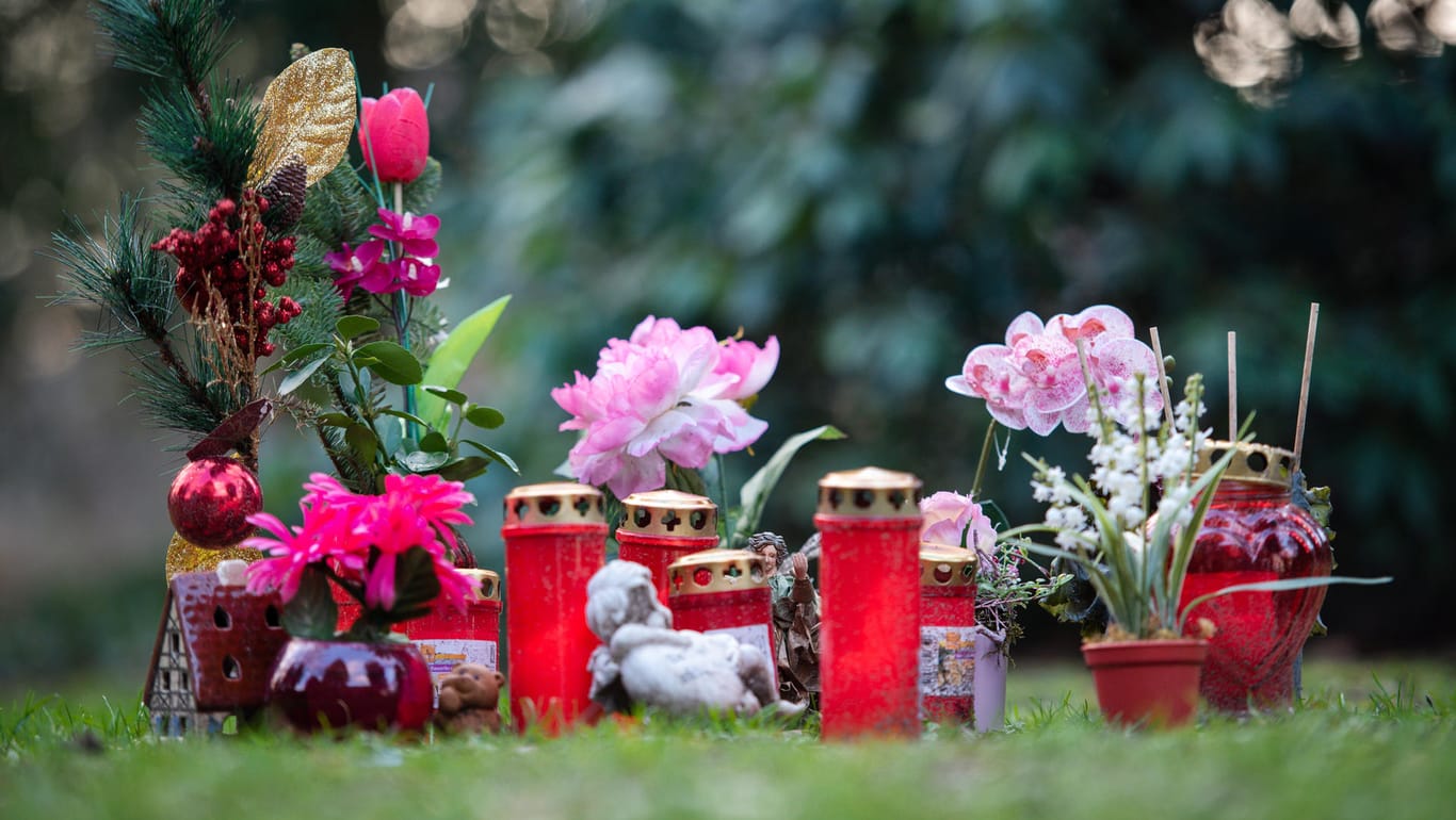 Viersen trauert: Blumen und Kerzen stehen am Tatort der tödlichen Messerattacke auf die 15-jährige Iulia.