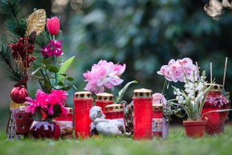 Viersen trauert: Blumen und Kerzen stehen am Tatort der tödlichen Messerattacke auf die 15-jährige Iulia.