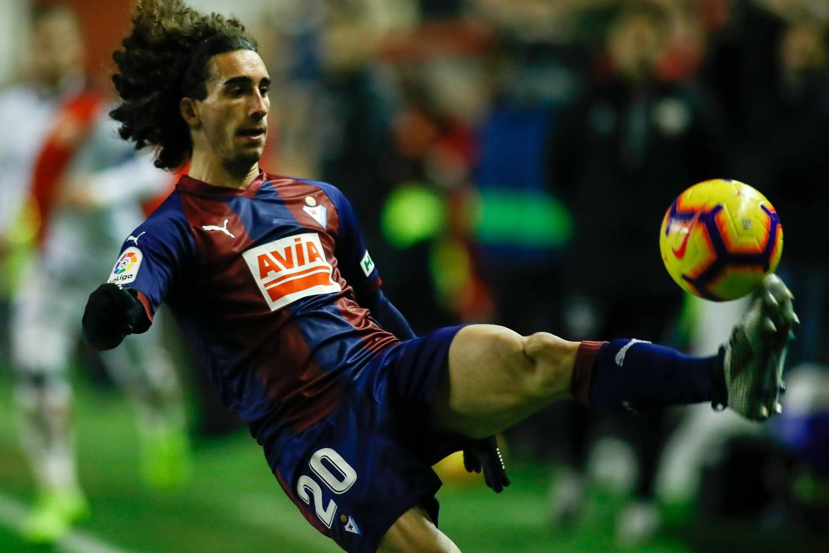 Aktuell am Ball für Eibar: Barca-Talent Cucurella.