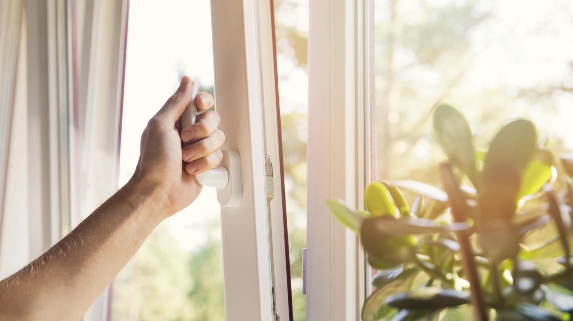 Gekipptes Fenster: Dauerhaftes Lüften kann schädlich sein.