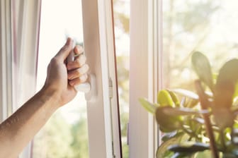 Gekipptes Fenster: Dauerhaftes Lüften kann schädlich sein.