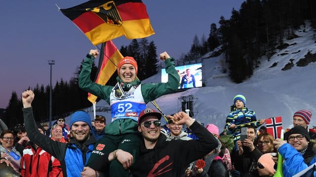 Katharina Althaus wird nach der Silbermedaille von ihren Brüdern auf Händen getragen.