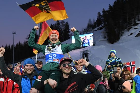 Katharina Althaus wird nach der Silbermedaille von ihren Brüdern auf Händen getragen.