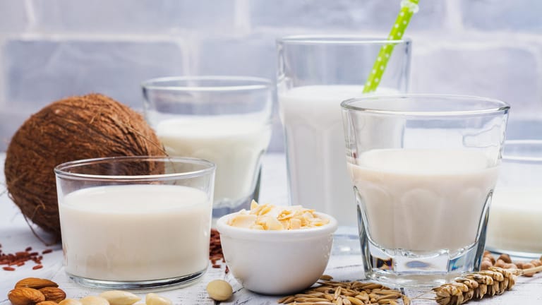 Milch auf Pflanzenbasis: Wer keine Kuhmilch verträgt, greift beispielsweise auf Mandel- oder Hafermilch zurück.