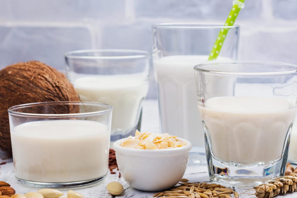 Milch auf Pflanzenbasis: Wer keine Kuhmilch verträgt, greift beispielsweise auf Mandel- oder Hafermilch zurück.