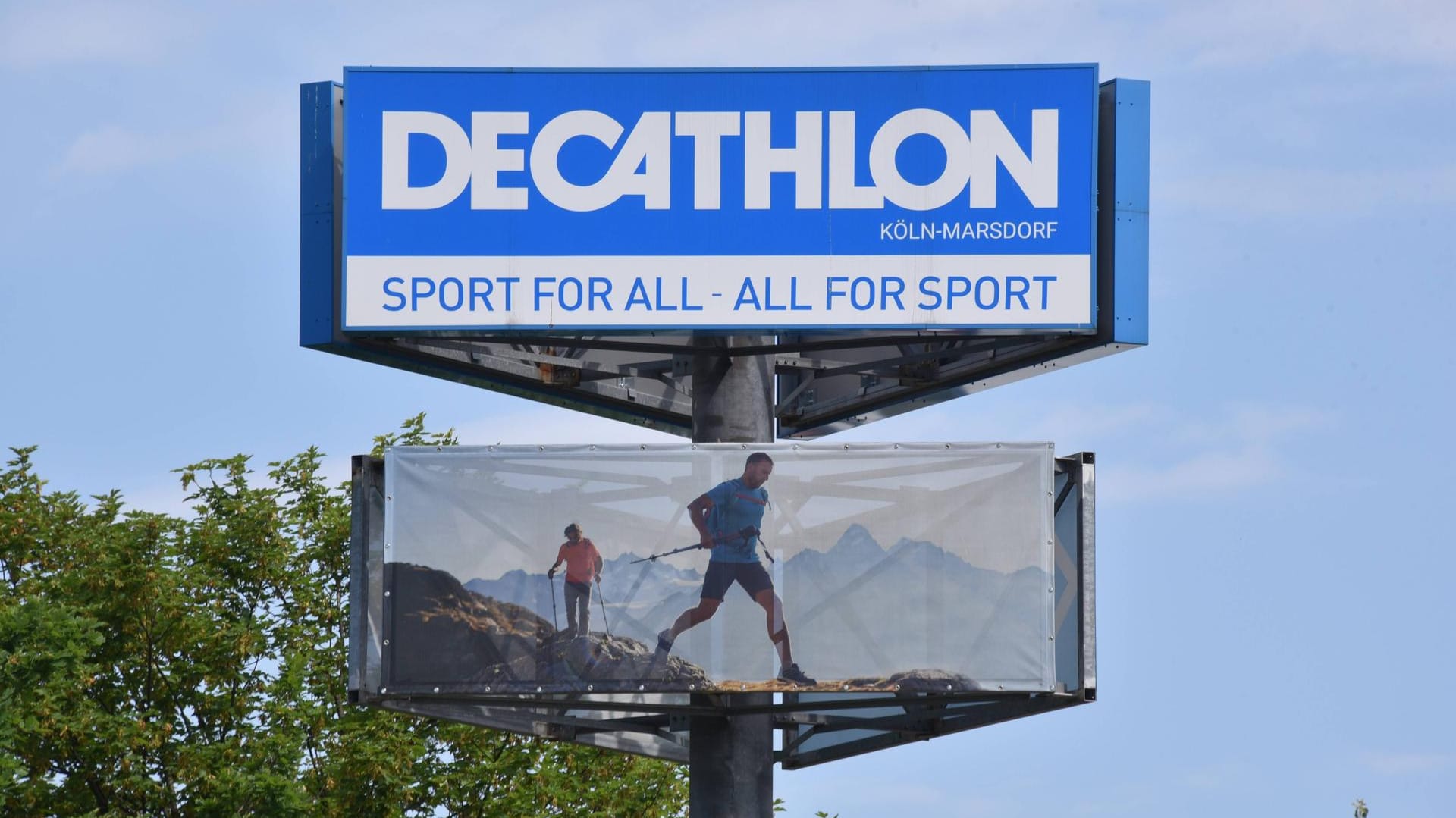 Schriftzug an einer Filiale von Decathlon in Köln (Symbolbild): Eine Sprecherin der Regierungspartei hatte Decathlon vorgeworfen, mit den Werten die Republik zu "brechen". Schriftzug an einer Filiale von Decathlon in Köln (Symbolbild): Eine Sprecherin der Regierungspartei hatte Decathlon vorgeworfen, mit den Werten die Republik zu "brechen".