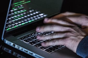 Die drei Verdächtigen sollen bereits im Jahr 2017 mit Attacken auf Webseiten und IT-Infrastrukturen eine Überlastung der Server verursacht haben.