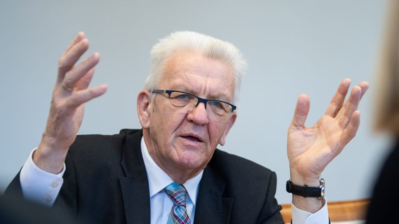 Baden-Württembergs Ministerpräsident Winfried Kretschmann ärgert sich über den Trainerverschleiß des VfB Stuttgart.