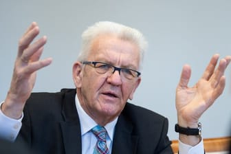 Baden-Württembergs Ministerpräsident Winfried Kretschmann ärgert sich über den Trainerverschleiß des VfB Stuttgart.