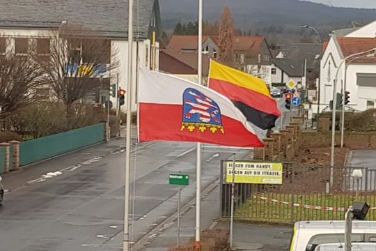 Die Deutschland- und die Hessenfahne sind am 27.