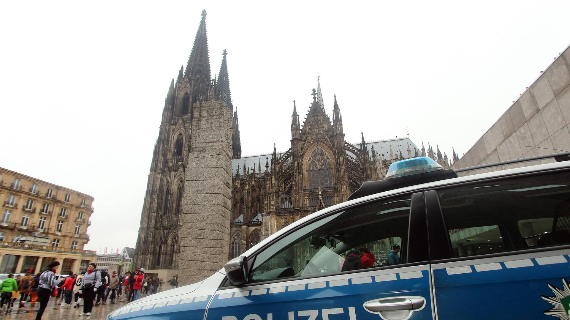Polizeifahrzeug steht neben dem Kölner Dom auf der Domplatte: Die Kölner Polizei sei an den Karnevalstagen mit einem Großaufgebot im Einsatz. Polizeifahrzeug steht neben dem Kölner Dom auf der Domplatte: Die Kölner Polizei sei an den Karnevalstagen mit einem Großaufgebot im Einsatz.