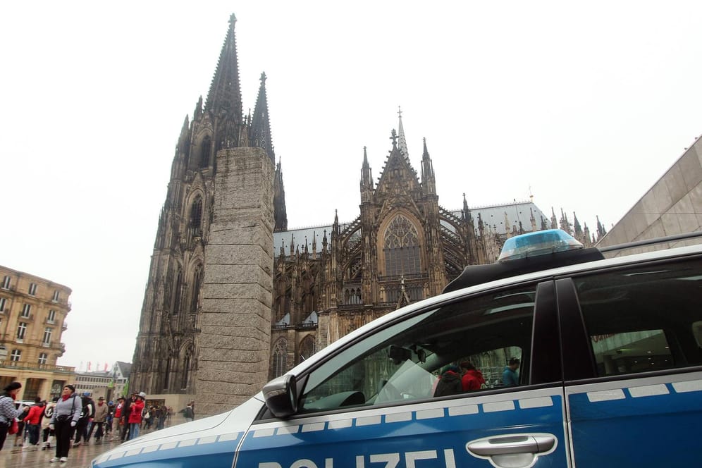 Polizeifahrzeug steht neben dem Kölner Dom auf der Domplatte: Die Kölner Polizei sei an den Karnevalstagen mit einem Großaufgebot im Einsatz.