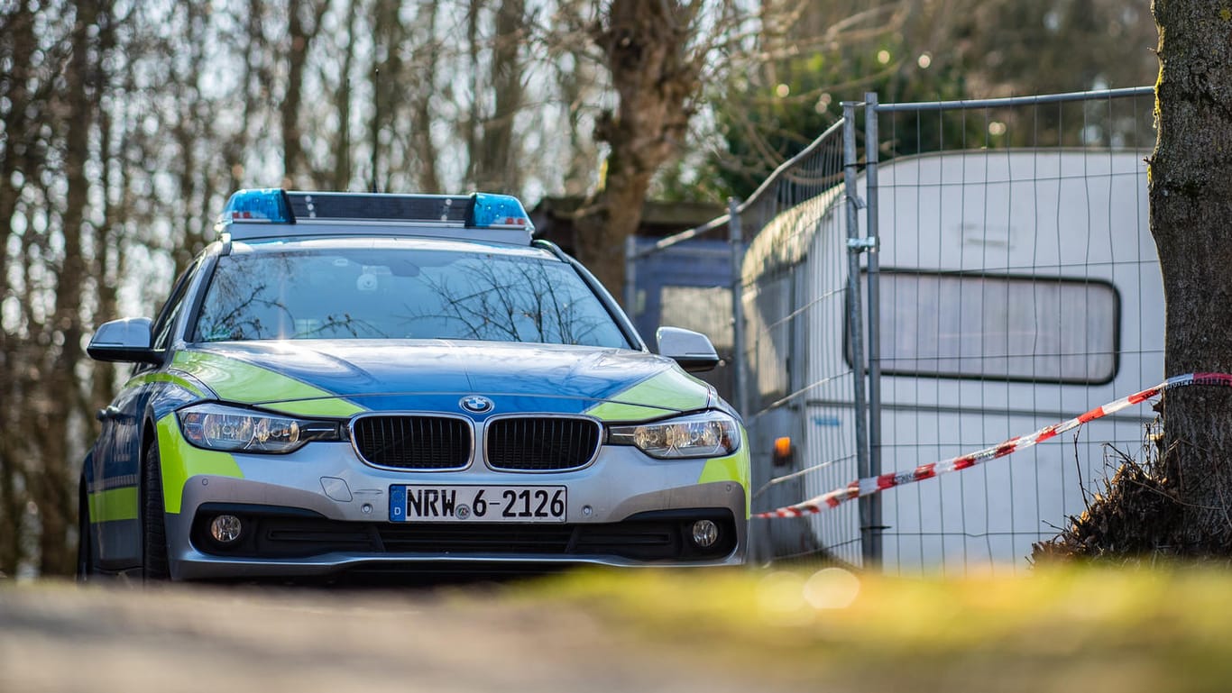 Auf dem Campingplatz Eichwald, Lügde, parkt vor der eingezäunten Parzelle des mutmaßlichen Täters ein Polizeiauto: Spezialisten durchkämmten den Tatort und sicherten Spuren.