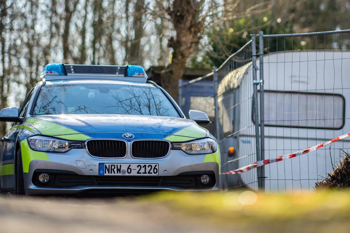 Auf dem Campingplatz Eichwald, Lügde, parkt vor der eingezäunten Parzelle des mutmaßlichen Täters ein Polizeiauto: Spezialisten durchkämmten den Tatort und sicherten Spuren.