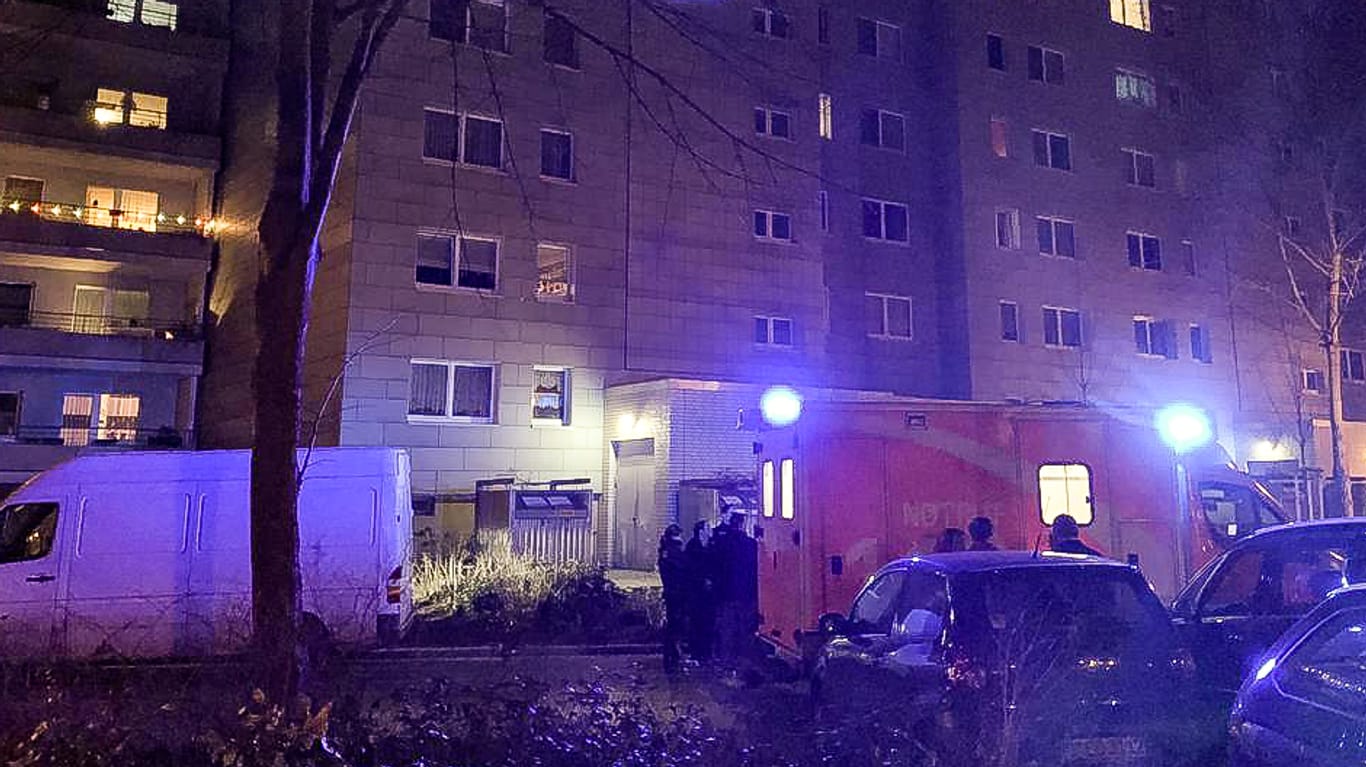 Tragisches Unglück: Rettungskräfte vor dem Hochhaus im Stadtteil Hohenschönhausen, aus dem ein kleiner Junge zu Tode stürzte.