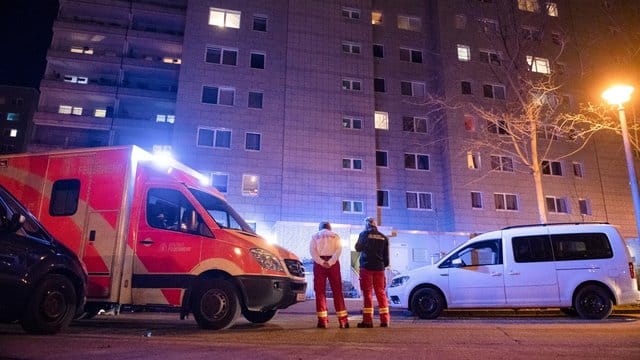 Ein Notarztwagen der Feuerwehr steht in der Falkenberger Straße im Berliner Stadtteil Neu-Hohenschönhausen.