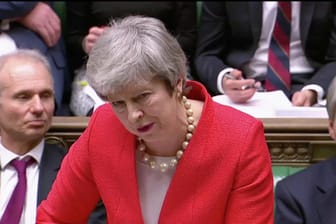 Theresa May im Parlament: Die Abgeordneten setzen sie unter Druck.