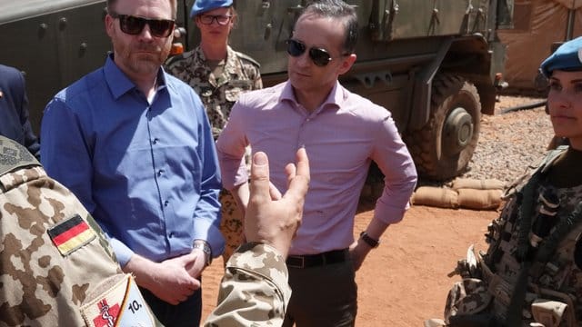 Bundesaußenminister Heiko Maas unterhält sich beim Besuch des Militärlagers "Camp Castor" in Mali mit Bundeswehrsoldaten. Bundesaußenminister Heiko Maas unterhält sich beim Besuch des Militärlagers "Camp Castor" in Mali mit Bundeswehrsoldaten.
