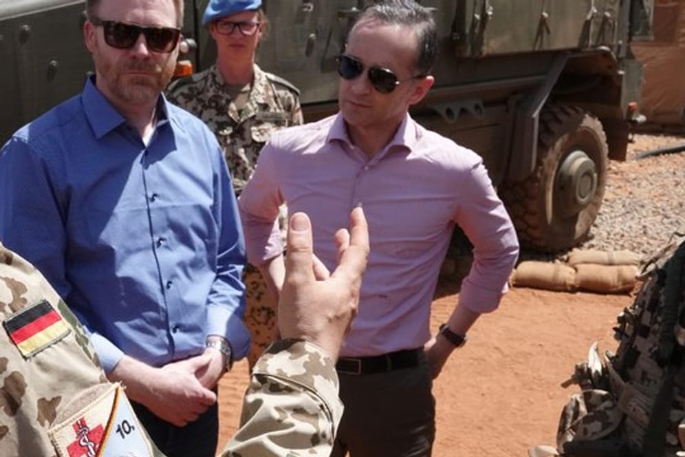 Bundesaußenminister Heiko Maas unterhält sich beim Besuch des Militärlagers "Camp Castor" in Mali mit Bundeswehrsoldaten.