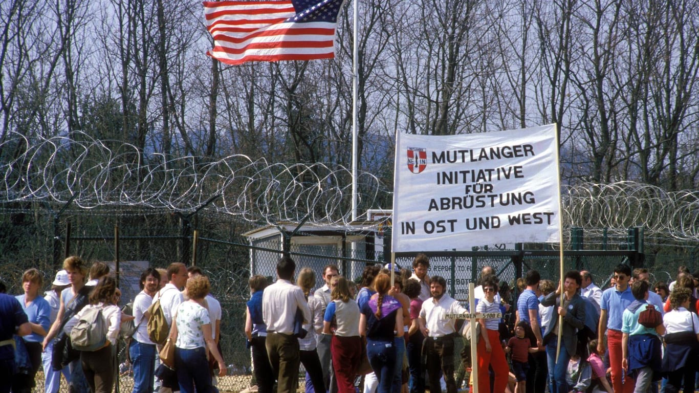 Friedensdemonstration vor dem US-Raketenstützpunkt in Mutlangen im September 1983.