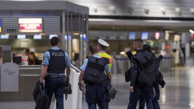 Polizeiübung am Flughafen Frankfurt Polizeiübung am Flughafen Frankfurt